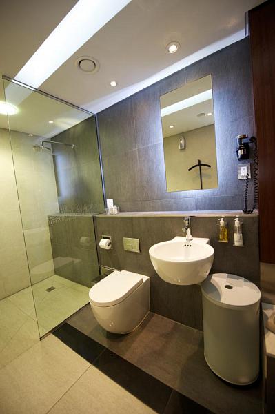 <p>Shower facilities in the SAA Arrivals Lounge at Johannesburg</p>